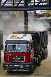 Image du Maroc Professionnelle de  Pour une distribution nationale le chargement du blé au quai des Doc Silos au port de Casablanca se fait grâce à des installations modernes versant le blé en grain directement dans le camion, cette opération automatique gérée par la centrale des doc silos. 31 Décembre 2003. (Photo / Abdeljalil Bounhar)

